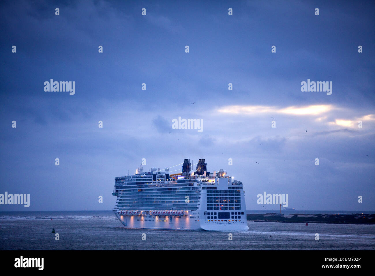 Kreuzfahrtschiff Norwegian Epic verlassen den Hafen von Rotterdam während der Dämmerung für ihre Jungfernfahrt nach Southampton Juni 2010 Stockfoto