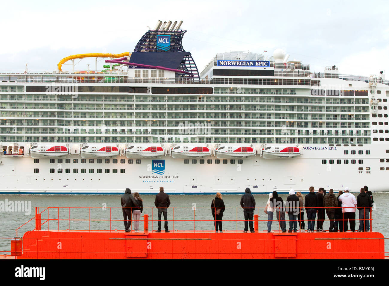 Zuschauer auf einem roten Ponton bei Abreise von der Norwegian Cruise Line Kreuzfahrt Schiff Norwegian Epic Stockfoto
