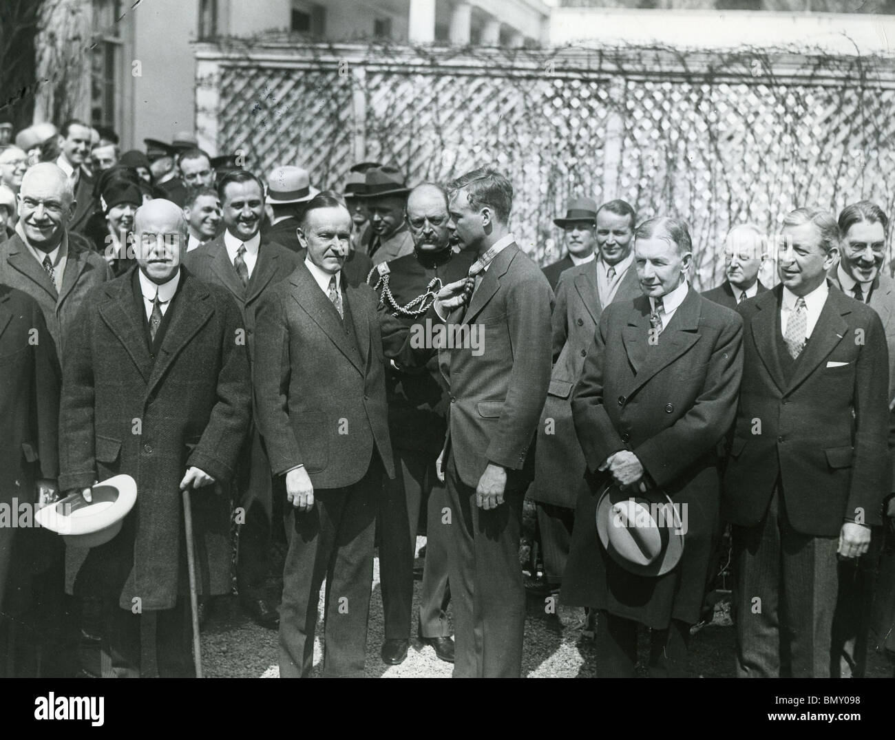 Amerikanischer Flieger CHARLES LINDBERGH (1902-1974) erhält der DFC von Präsident Calvin Coolidge im Juni 1927 Stockfoto