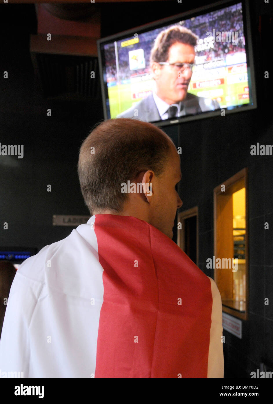 SÜDAFRIKA FUßBALL-WM 2010 ENGLAND SUPPORTER BEOBACHTEN SPIEL AM TV ST. GEORGS-FLAGGE IN LONDON Stockfoto