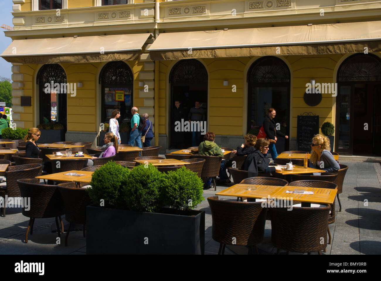 Cafe Terrasse entlang Knez Mihailova Fußgänger Straße Belgrad Serbien Mitteleuropa Stockfoto