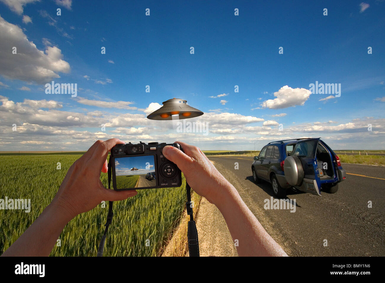 UFO-Sichtung über Auto erwischt Kamera Stockfoto