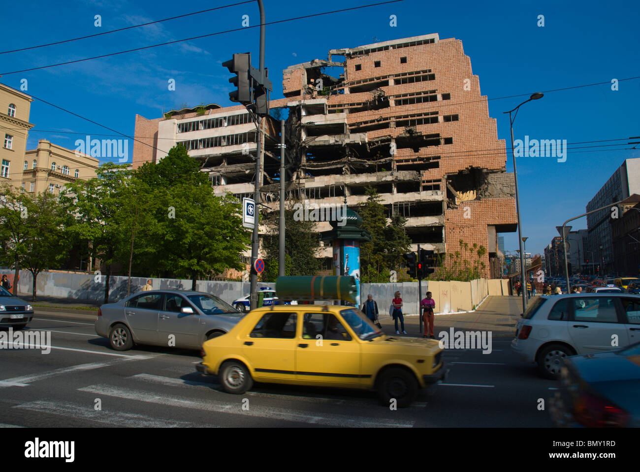 Regierungsgebäude in 1999 von der NATO bombardiert und Links intakt Mitteleuropa der Belgrad-Serbien Stockfoto