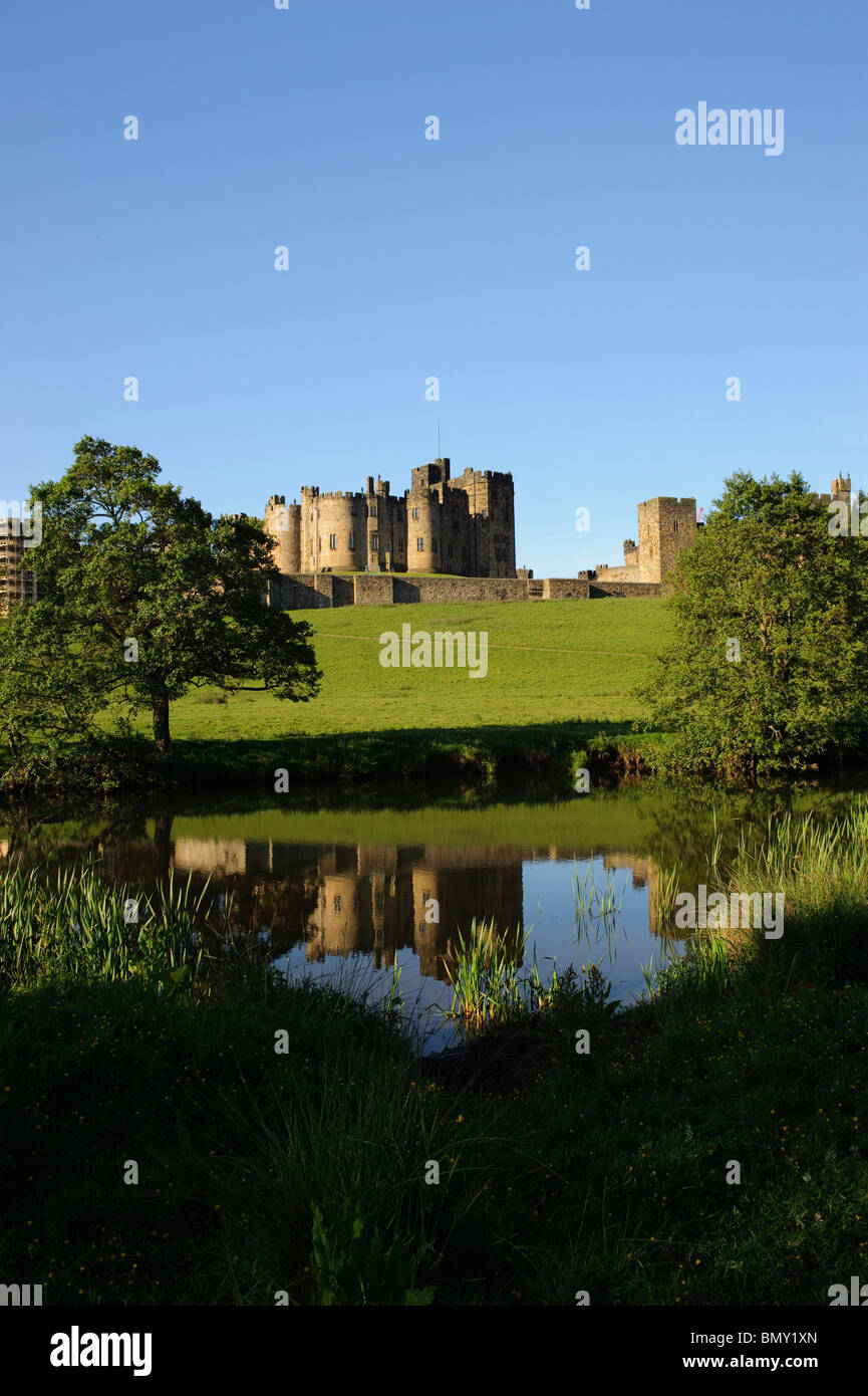 Alnwick Castle und der Fluss Aln Stockfoto