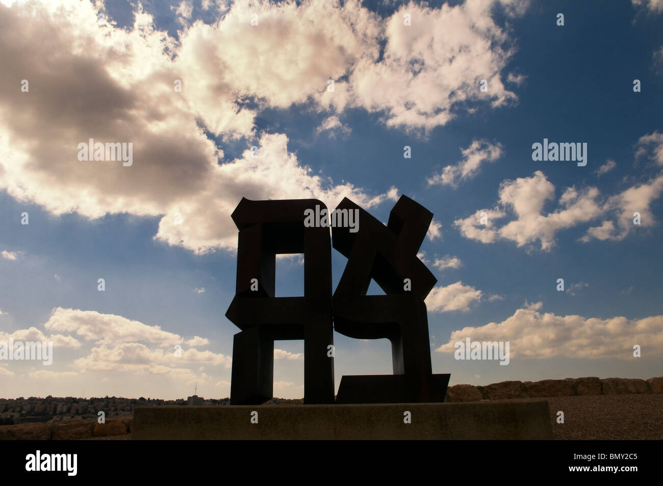 AHAVA (Liebe) Skulptur von Robert Indiana 1977 mit hebräischen Buchstaben bilden das Wort in Billy Rose Skulptur Garten des Israel Museum, Jerusalem Stockfoto