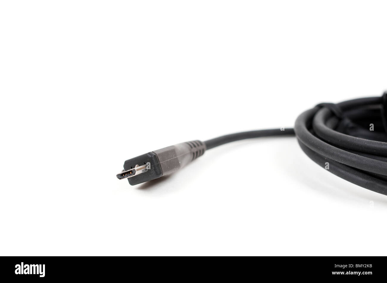 Micro-USB-Stecker und Kabel isoliert auf weißem Hintergrund Stockfoto