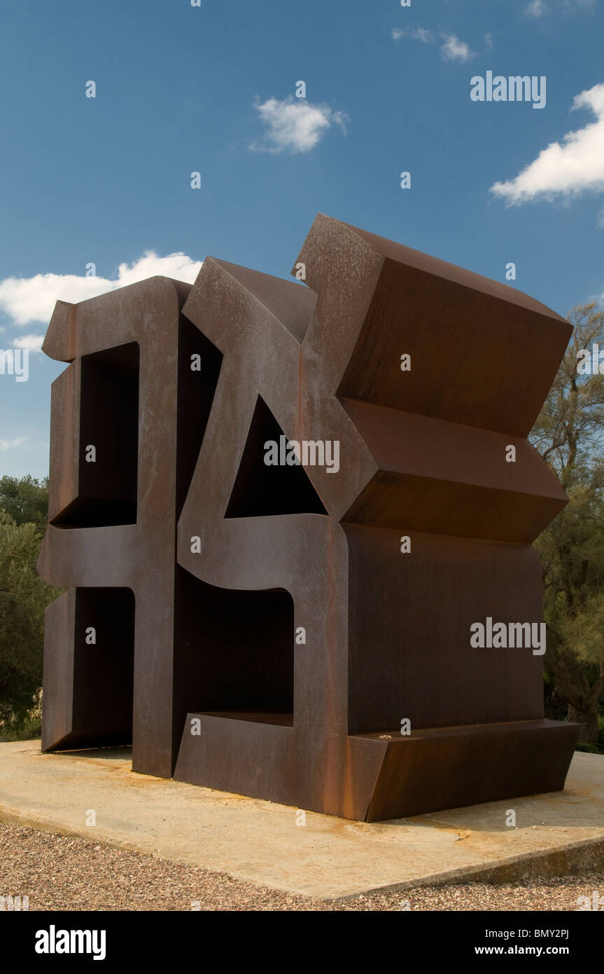 Ahava ( Liebe ) Skulptur von Robert Indiana 1977, die hebräische Buchstaben darstellt, die dieses Wort bilden, im Billy Rose Kunstgarten des Israel Museums, Jerusalem Stockfoto