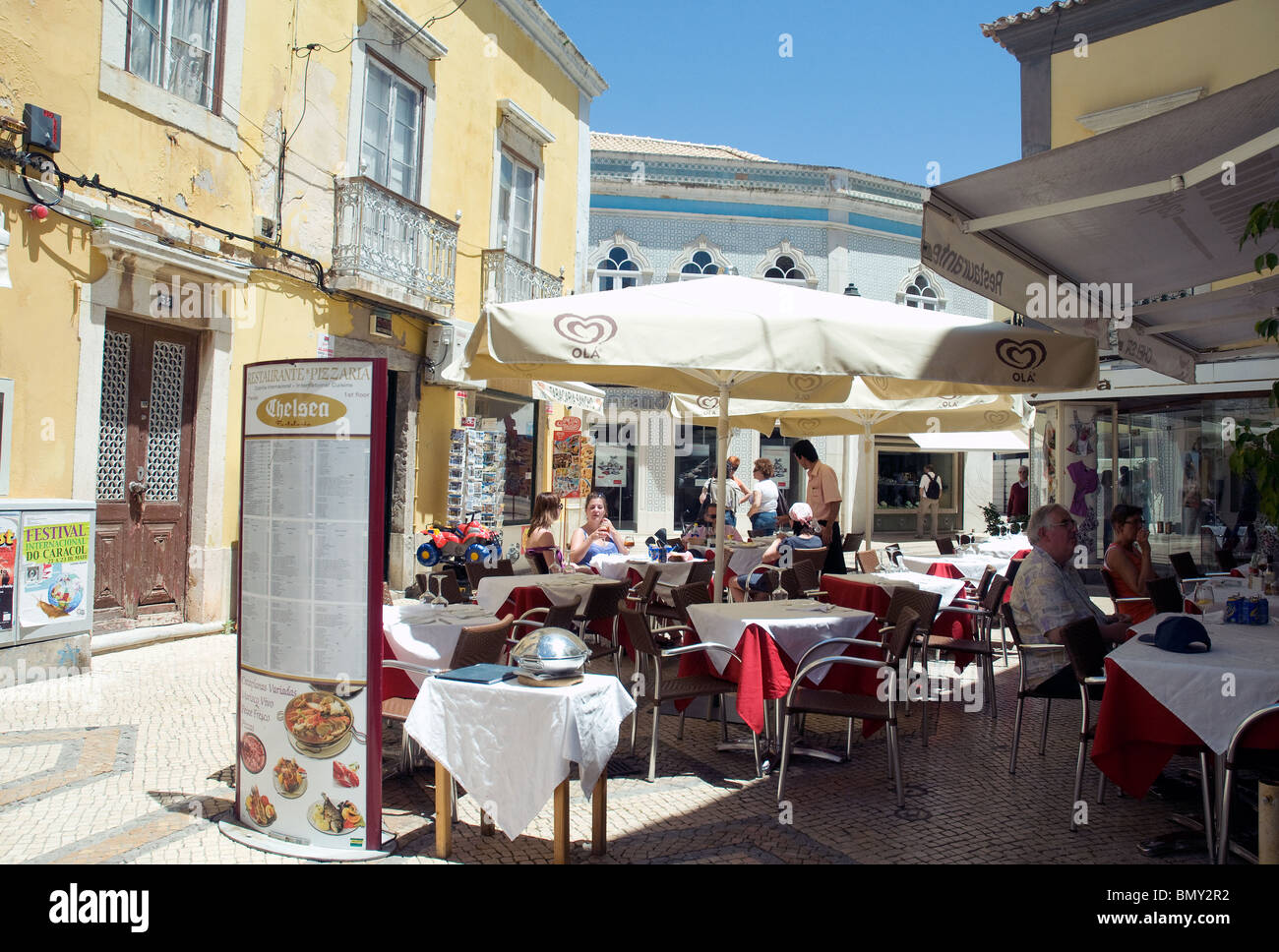 Mittagessen im Freien in einem Restaurant in Faro in Portugal der sonnigen Algarve Stockfoto