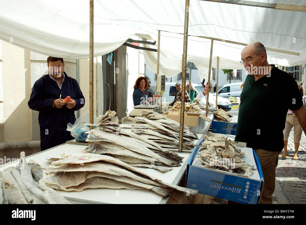 Bacalhau, Stockfisch, Portugals Lieblingsessen, zum Verkauf an eine Outdoor-Stall von Loulés bunten Markt an der sonnigen Algarve Stockfoto