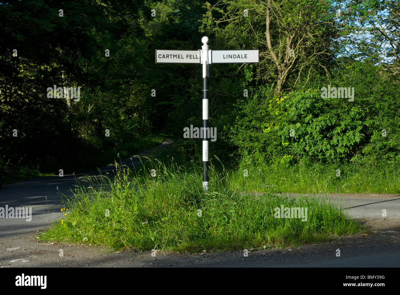 Altmodische Wegweiser auf Landstraße in South Lakeland, Nationalpark Lake District, Cumbria, England UK Stockfoto