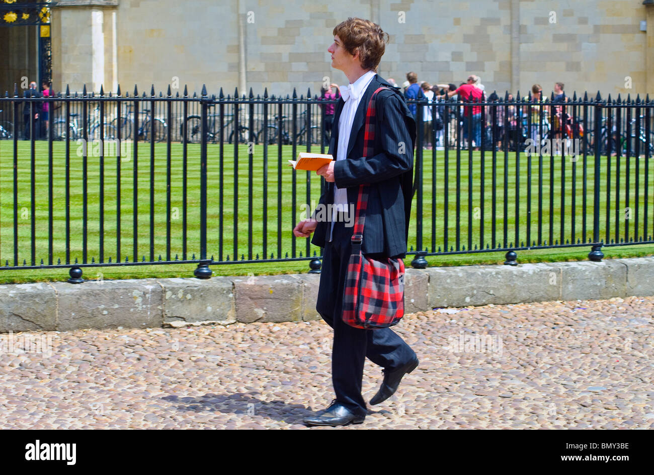Oxford University Student in formelle subfusc Kleidung gekleidet Stockfoto