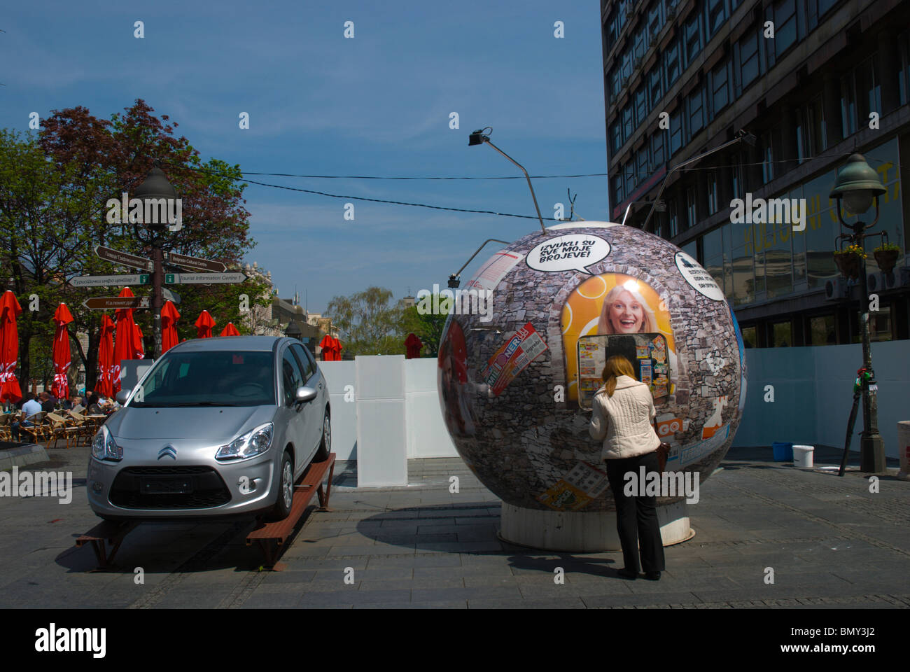 Frau kaufen Lotterielose Knez Mihailova Straße Belgrad-Serbien-Europa Stockfoto