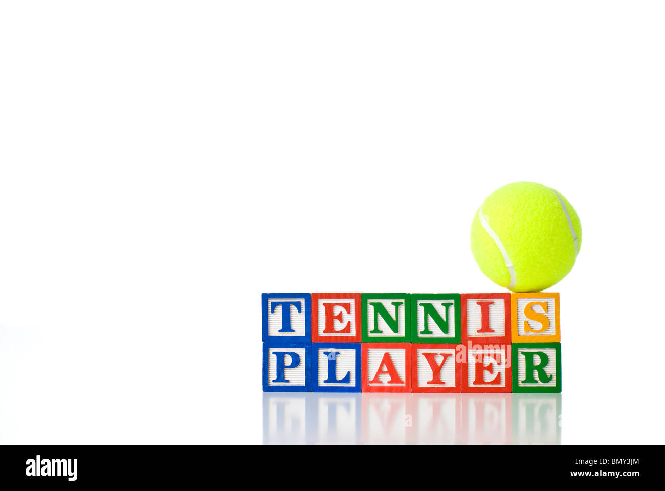 Bunte Kinder-Blöcke Rechtschreibung Tennisspieler mit Tennisball Stockfoto