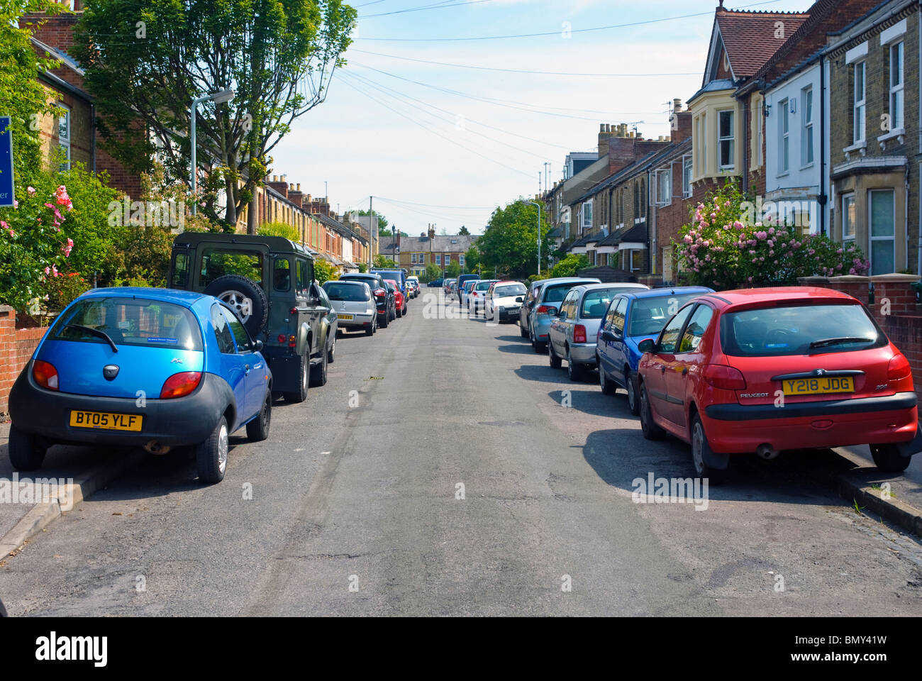 Auf dem Fußweg geparkten Autos sind ein Hindernis für Fußgänger in Oxford. Stockfoto