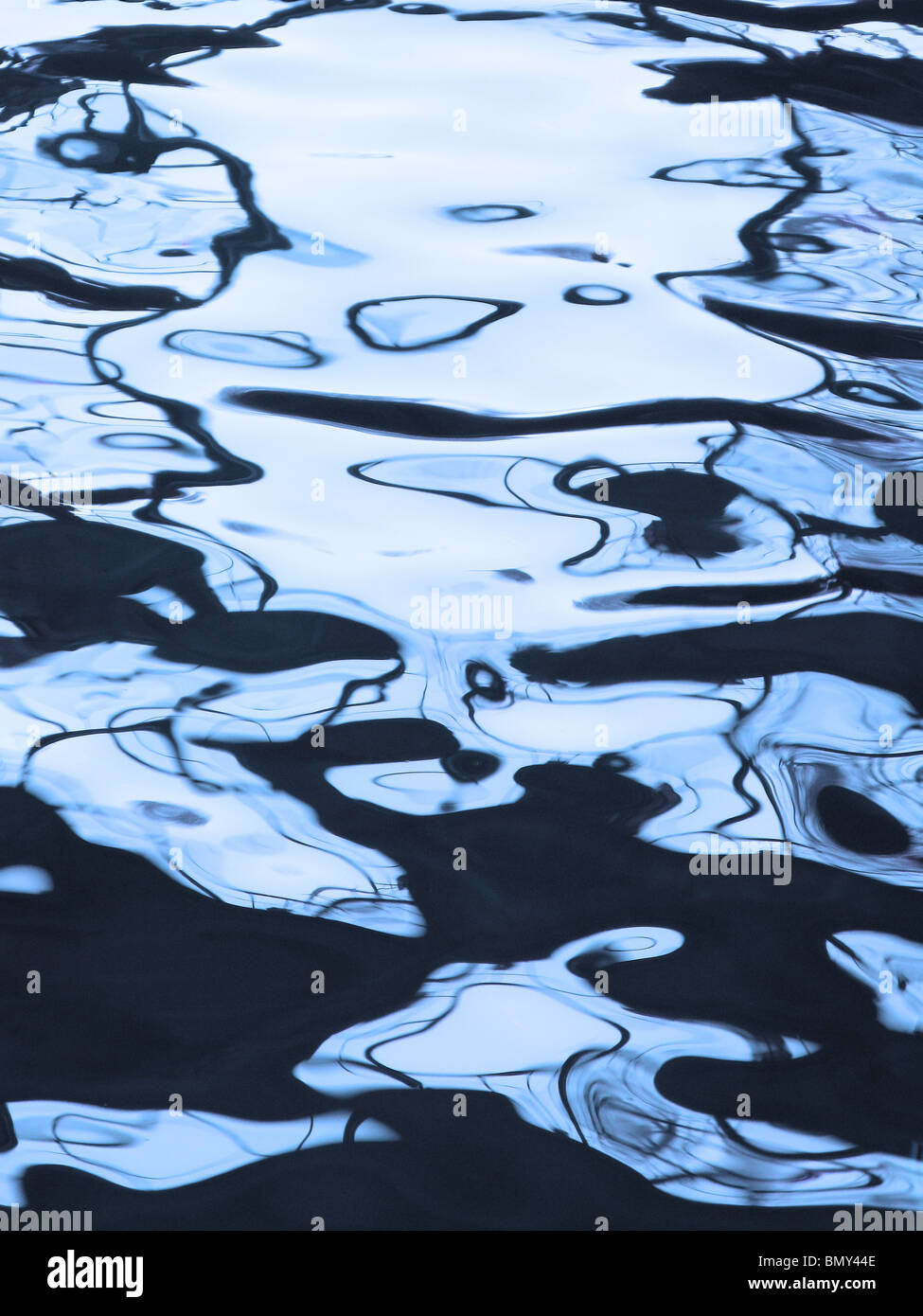 Abstraktes Bild erstellt von Reflexionen im Blauwasser Stockfoto