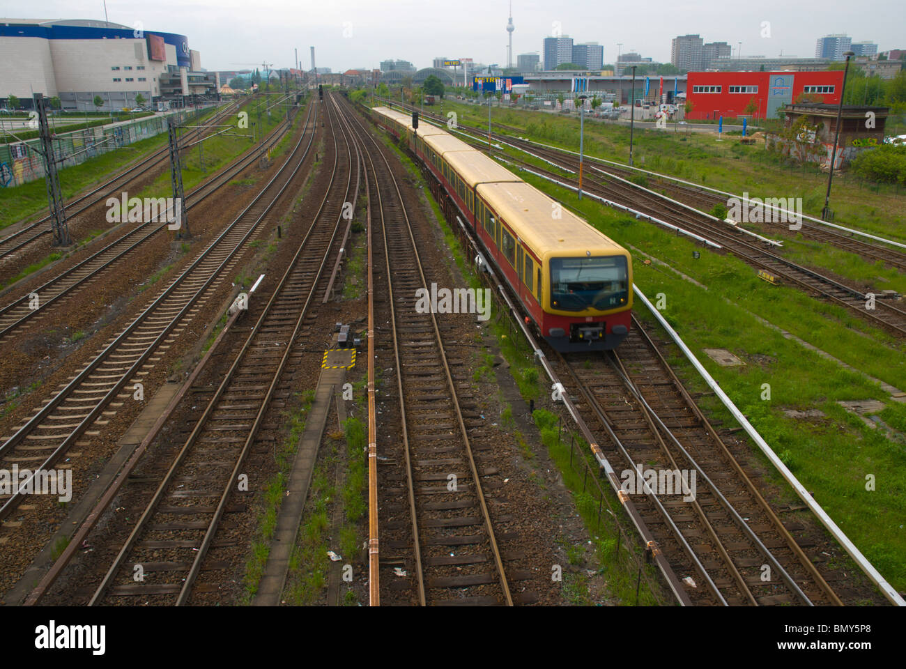 S-Line und Zug Schienen mit Alexanderplatz im Hintergrund Friedrichshain Ost Berlin Deutschland Europa Stockfoto
