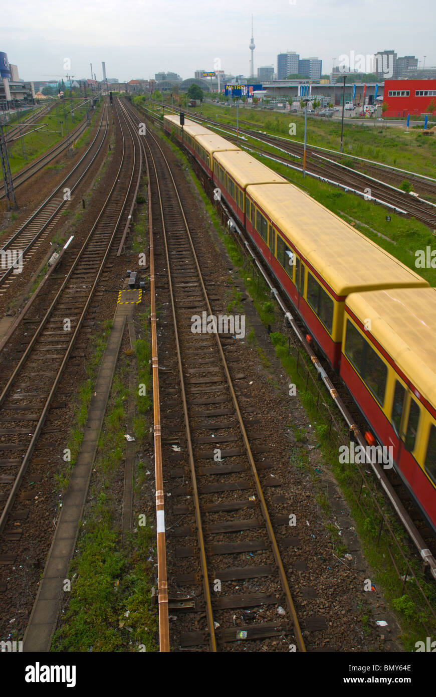 S-Line und Zug Schienen mit Alexanderplatz im Hintergrund Friedrichshain Ost Berlin Deutschland Europa Stockfoto
