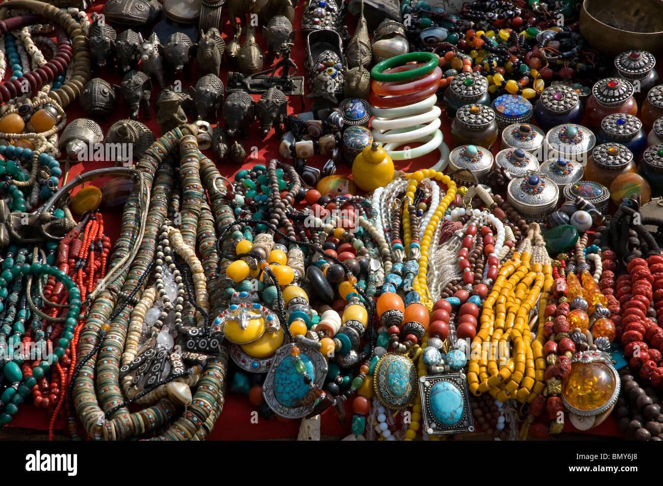 Halsketten und Mala Perlen aus Knochen, Shell, rote Koralle, Türkis und andere Materialien zum Verkauf am Durbar Square, Kathmandu, Nepal. Stockfoto