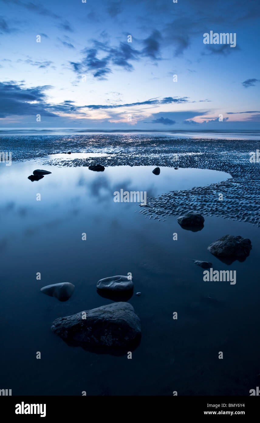 Dramatische Morgenröte über die irische Küste, County Meath, Irland Stockfoto