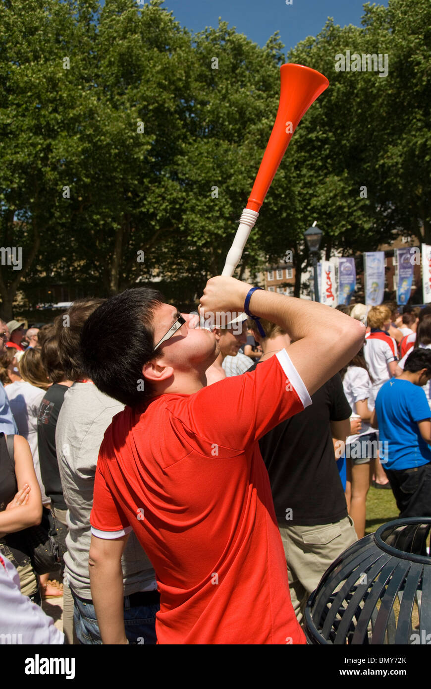 Fußball-Fan eine Vuvuzela bläst, während World Cup, England, UK Stockfoto