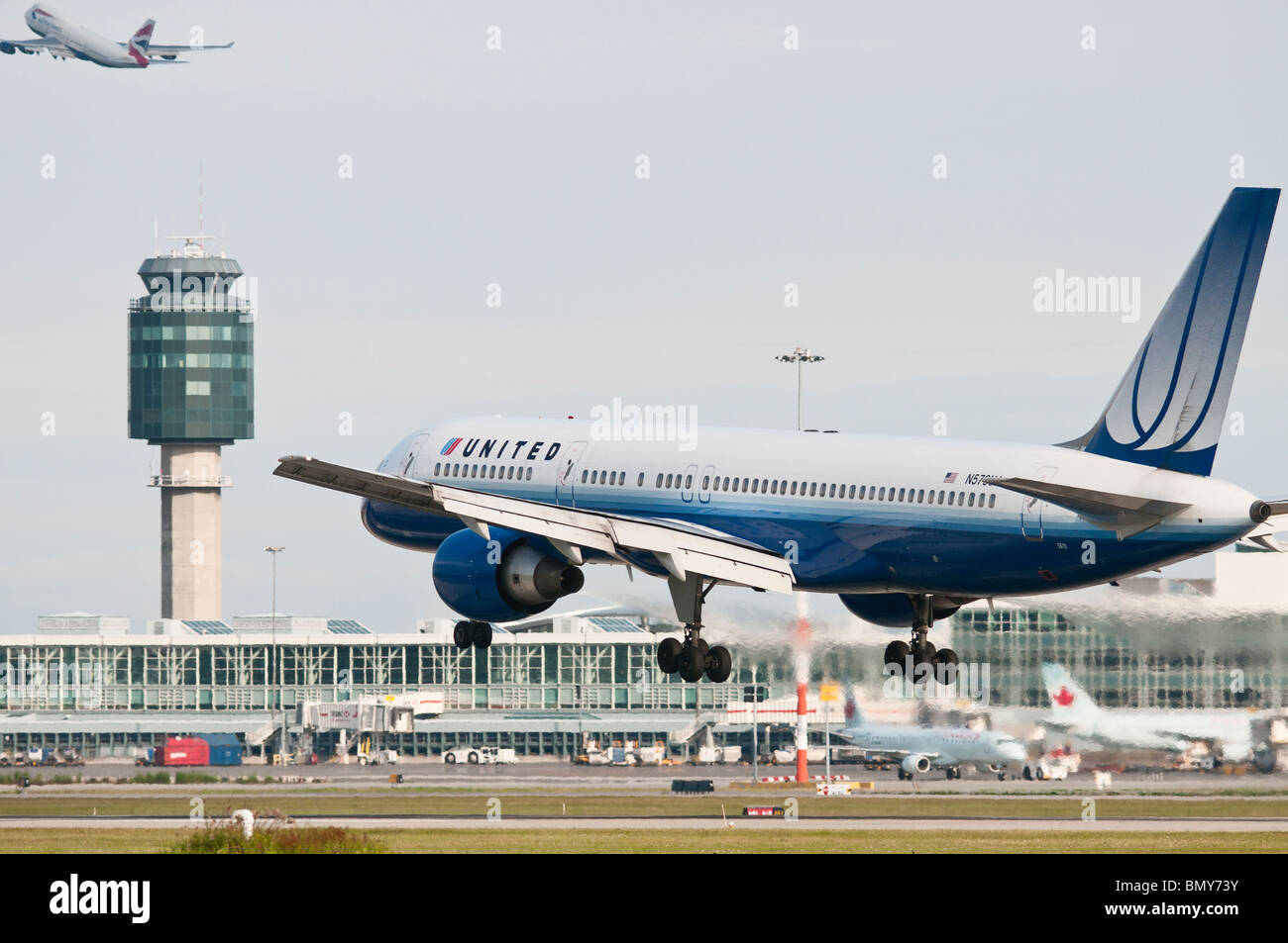 Ein United Airlines Boeing 757 Jet-Flugzeug landet in Vancouver International Airport (YVR). Stockfoto