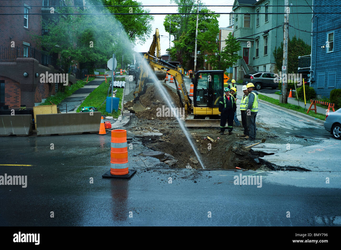 Straßenbauarbeiten an der Barrington Street und Green Street. Defekte Wasserleitung sprüht Wasser. Stockfoto
