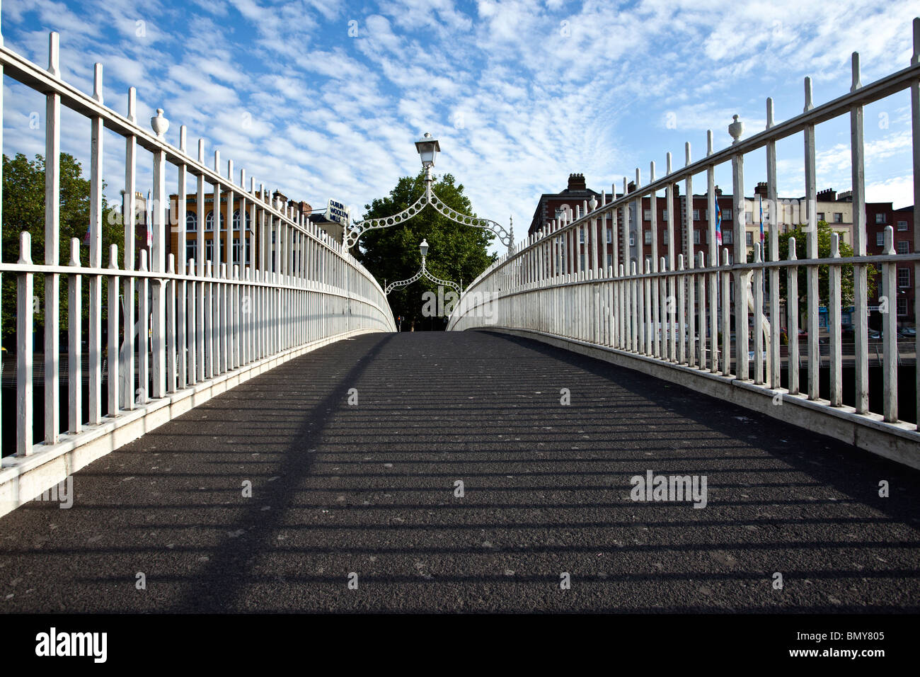 Ha'penny Brücke Dublin City, unter blauem Himmel an einem warmen sonnigen Tag Stockfoto