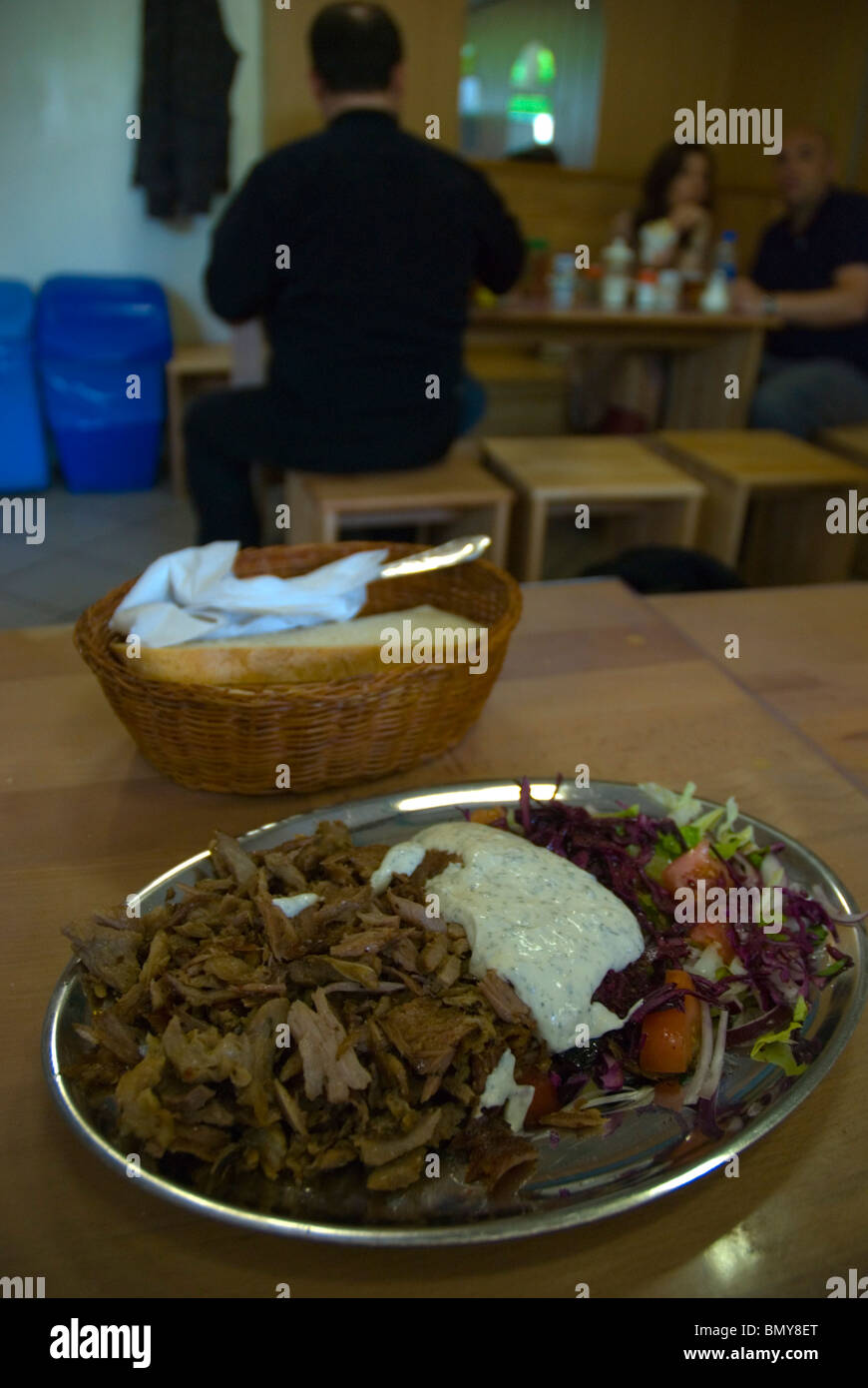 Döner Teller mit Lammfleisch und Salat in einem Restaurant am ...