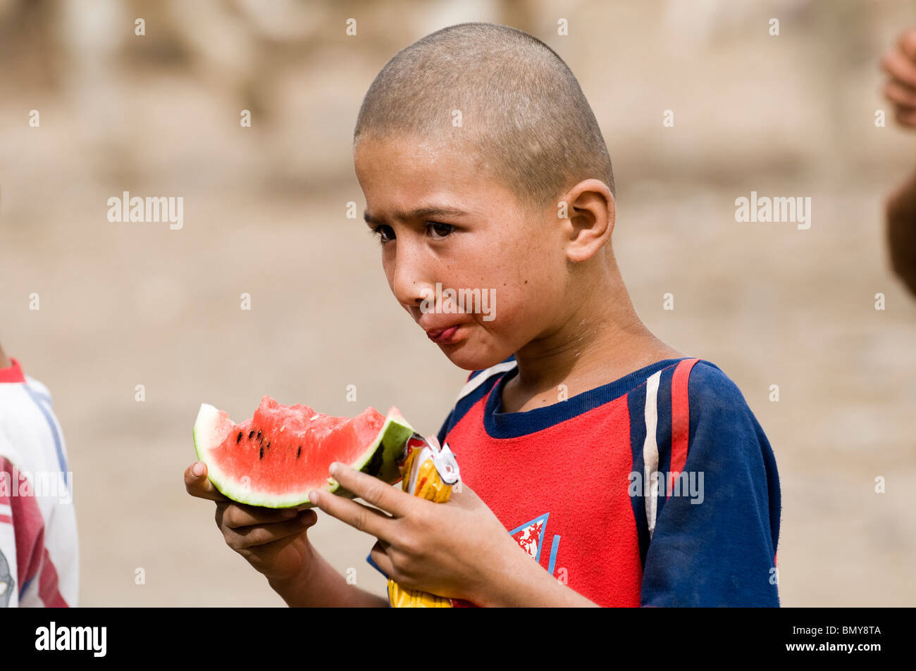 Ein Junge eine saftige Wassermelone essen. Stockfoto