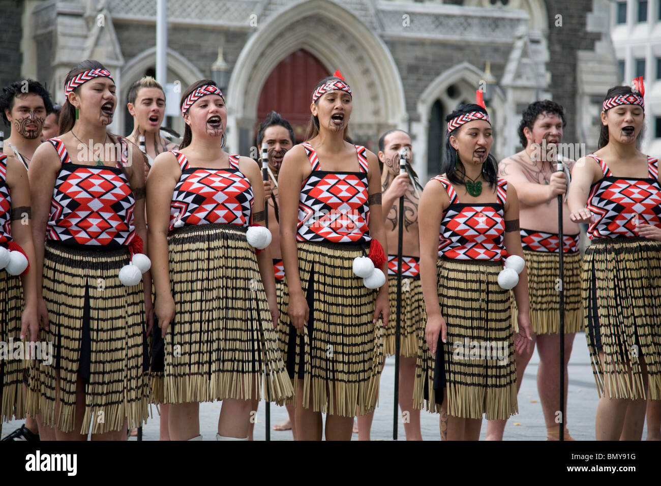 Maori-Tanzgruppe tritt in Christchurch vor der Kathedrale, Canterbury, Neuseeland auf Stockfoto