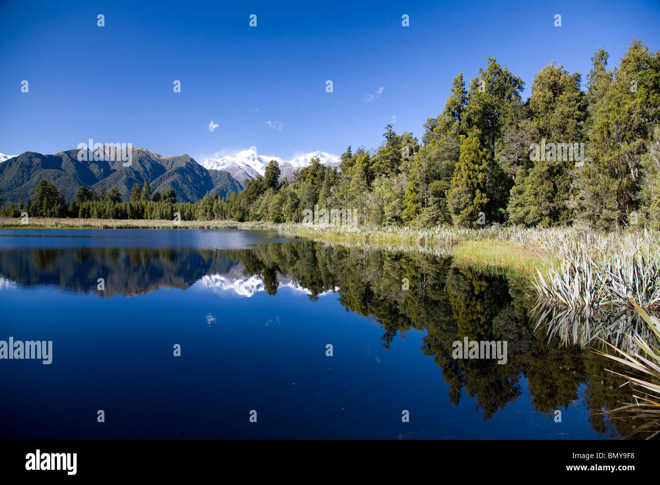 Reflexion von Mt. Cook und Mt Tasman Lake Matheson, Südinsel, Neuseeland Stockfoto