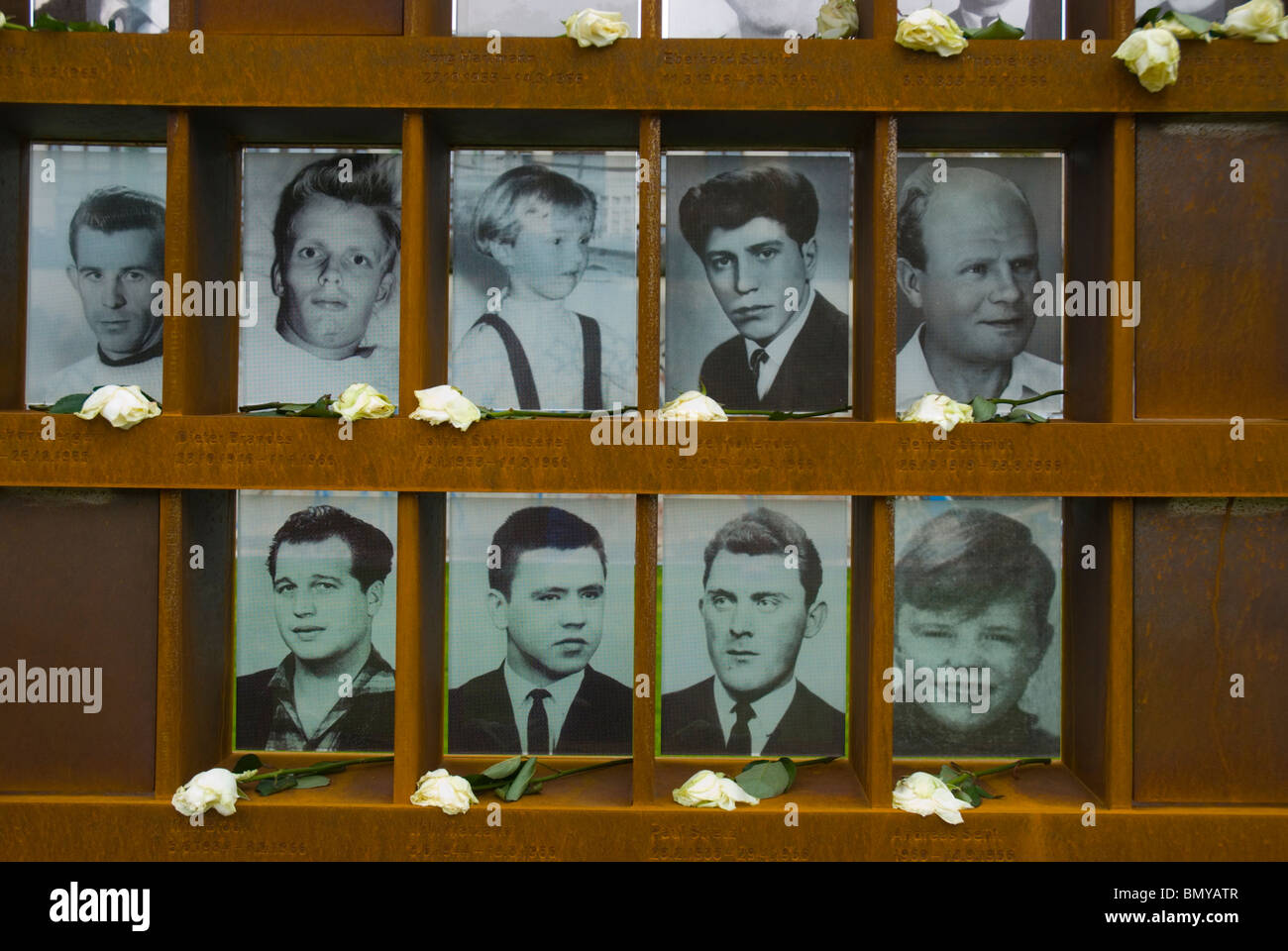 Fotos von denen, die starben bei dem Versuch, die Berliner Mauer am Nordbahnhof Bereich Mitte Berlin Deutschland Europa überqueren Stockfoto
