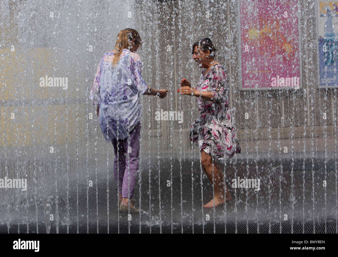 Menschen, die Abkühlung in einem Brunnen außerhalb der Royal Festival Hall bei heißem Wetter in London Stockfoto