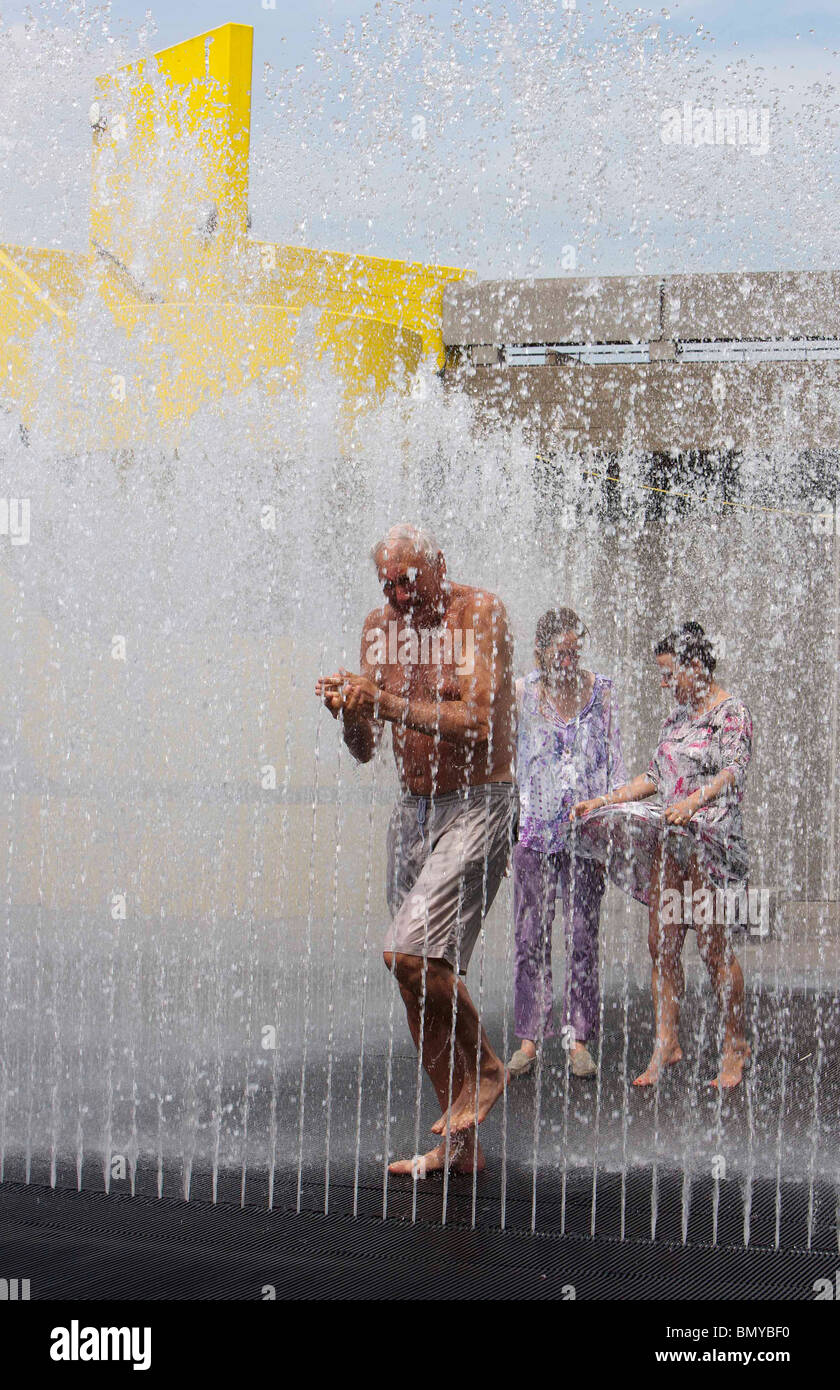 Menschen, die Abkühlung in einem Brunnen außerhalb der Royal Festival Hall bei heißem Wetter in London Stockfoto