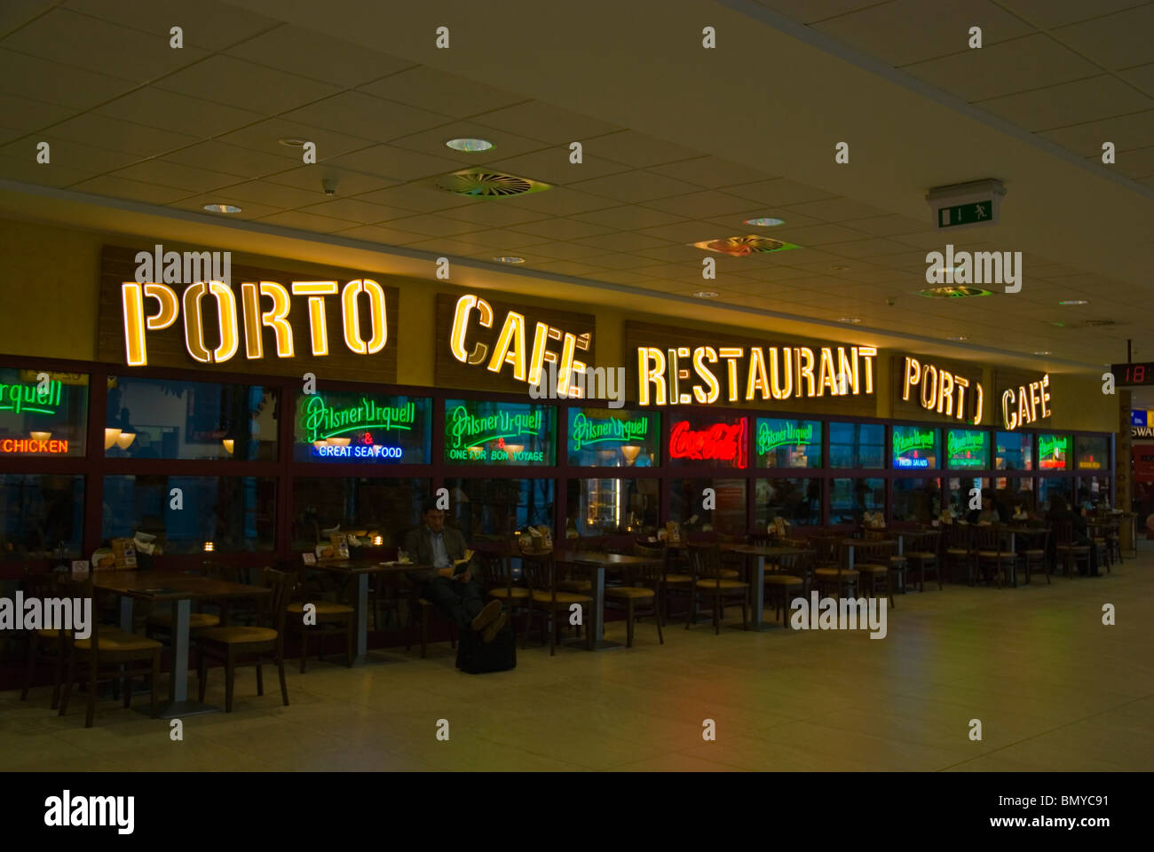 Porto-Café und Restaurant Schengen Abflug terminal 2 Ryzune Flughafen Prag  Tschechische Republik Europa Stockfotografie - Alamy