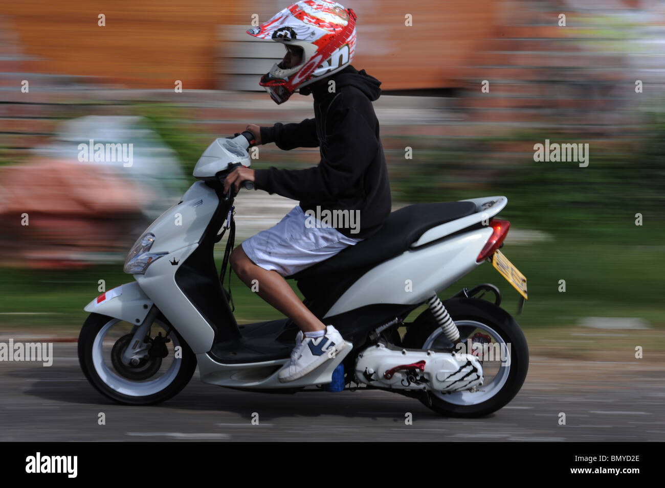 Moped-Wahnsinn. Erschwinglich und macht Spaß, Mopeds sind die Phantasie der Jugendlichen in ganz Großbritannien erfassen. Stockfoto