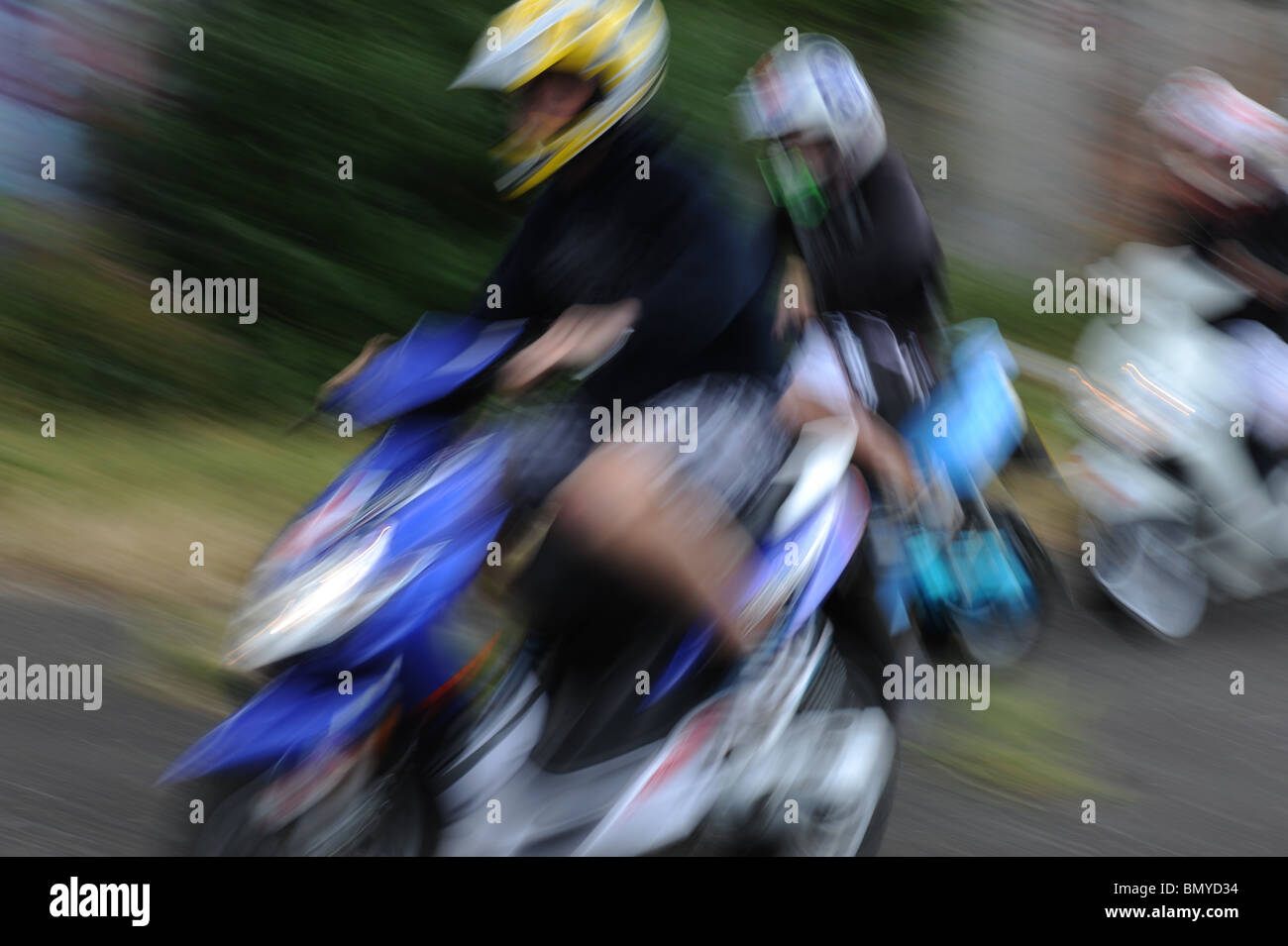 Moped-Wahnsinn. Erschwinglich und macht Spaß, Mopeds sind die Phantasie der Jugendlichen in ganz Großbritannien erfassen. Stockfoto