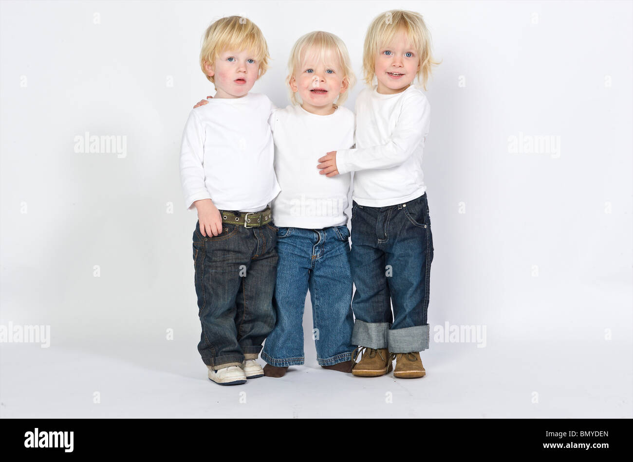 2-3 Jahre ca. 3-4 Jahre Alter Haltung blau Blondschopf kaukasischen Kind Kinder niederländische ethnische Volkszugehörigkeit Europa Europa Europäische Auge Frien Stockfoto