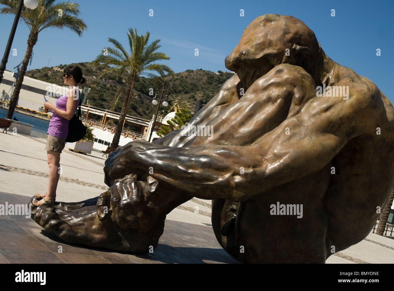 In Gedenken an die Opfer des Terrorismus durch Bildhauer Victor Uchoa CARTAGENA Stadt Murcia Region Spanien Stockfoto