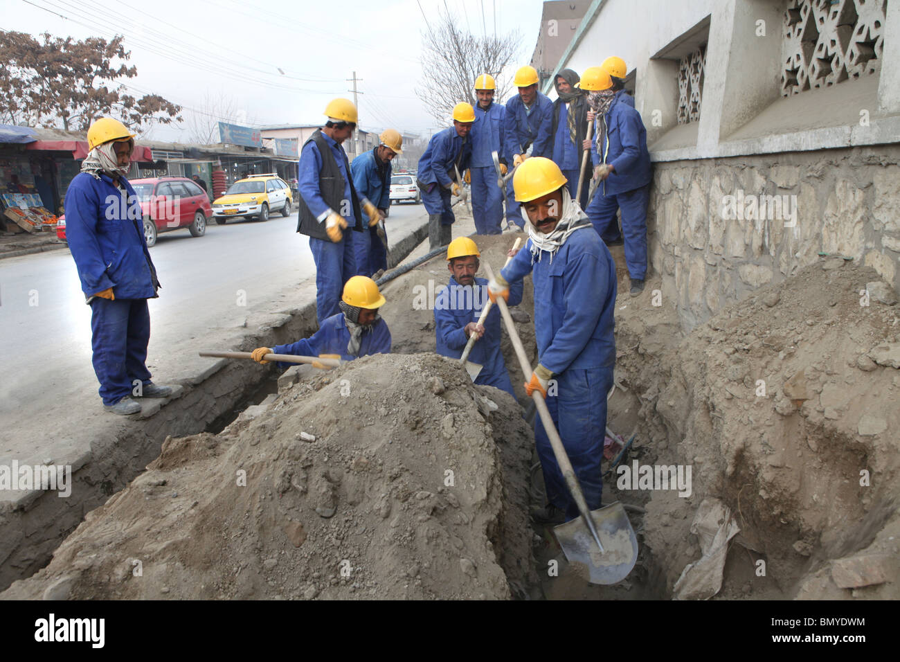 Arbeitnehmer in Kabul neue Strom Kabel zu verlegen. Stockfoto
