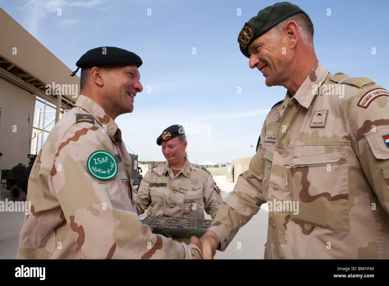 Niederländische Truppen in Uruzgan, Afghanistan erhalten die NATO-Medaille Stockfoto