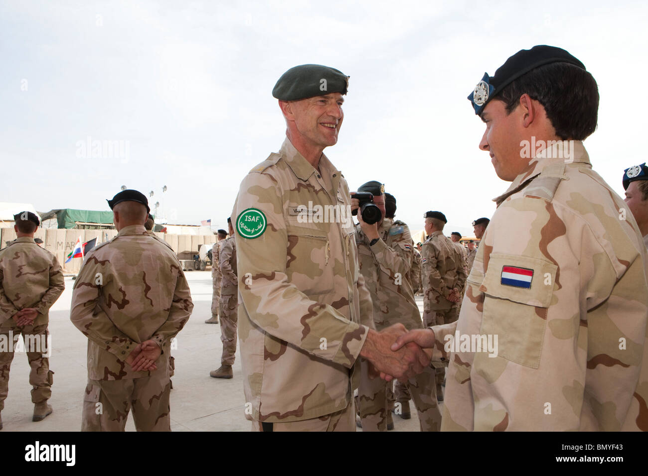 Niederländische Truppen in Uruzgan, Afghanistan erhalten die NATO-Medaille Stockfoto