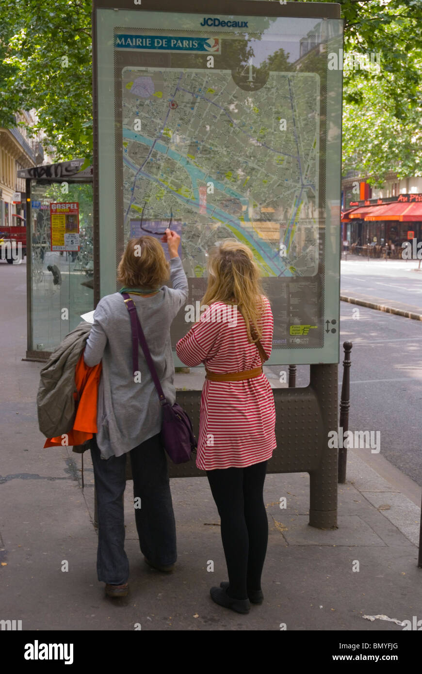 Frauen auf der Suche auf Karte Boulevard de Sebastopol, Bezirk Le Halles Paris Frankreich Mitteleuropa Stockfoto