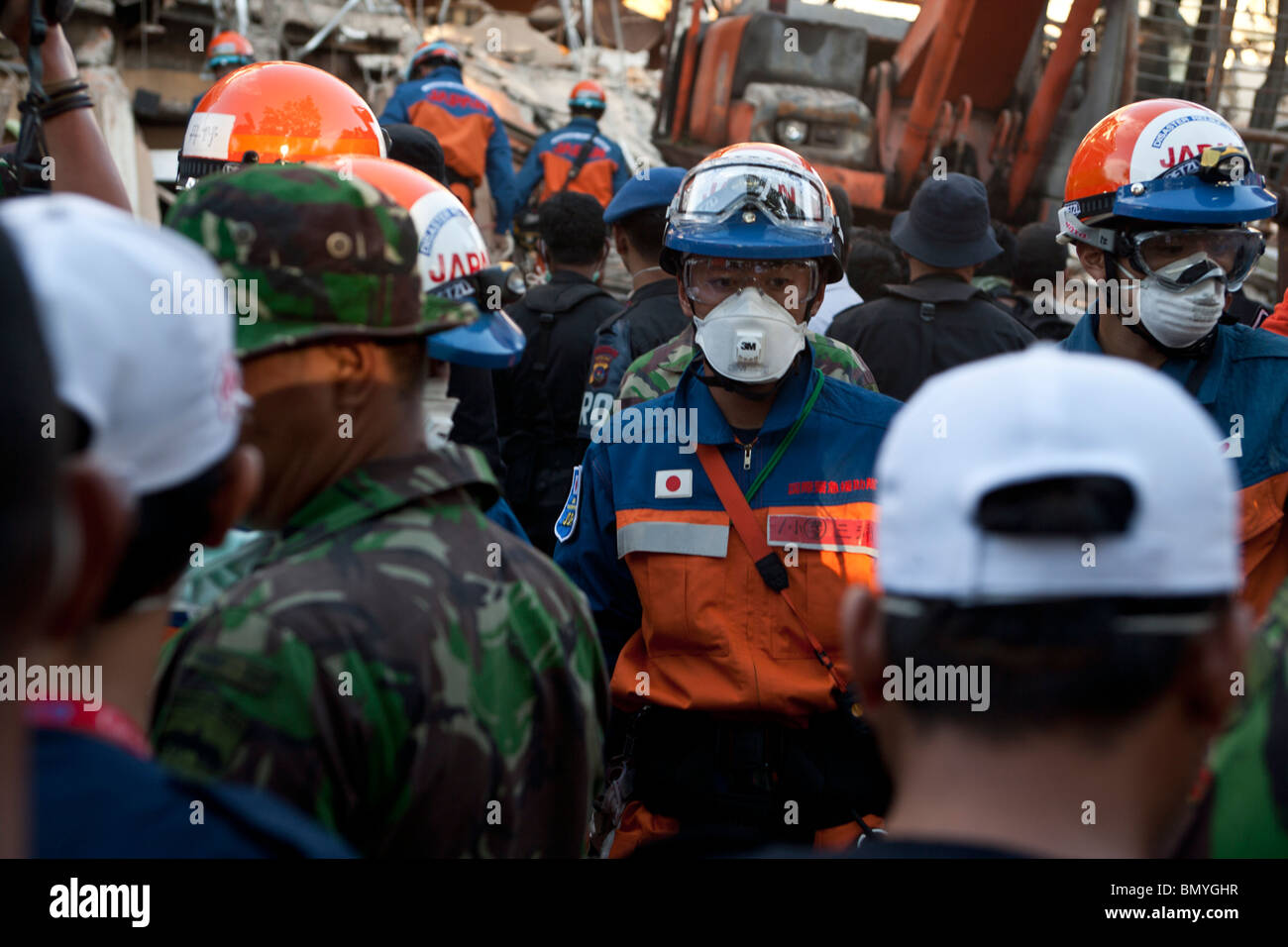 Rettungskräfte aus Japan suchen den Trümmern des Ambacang Hotels Überlebende in Padang, Indonesien Stockfoto