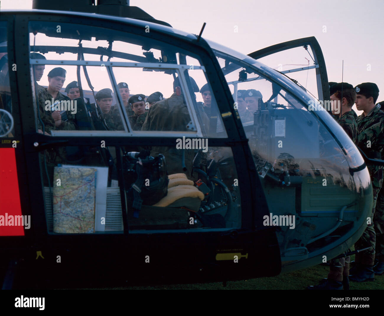 Radley College CCF Inspektion einen Armee-Hubschrauber, der 1980. Stockfoto