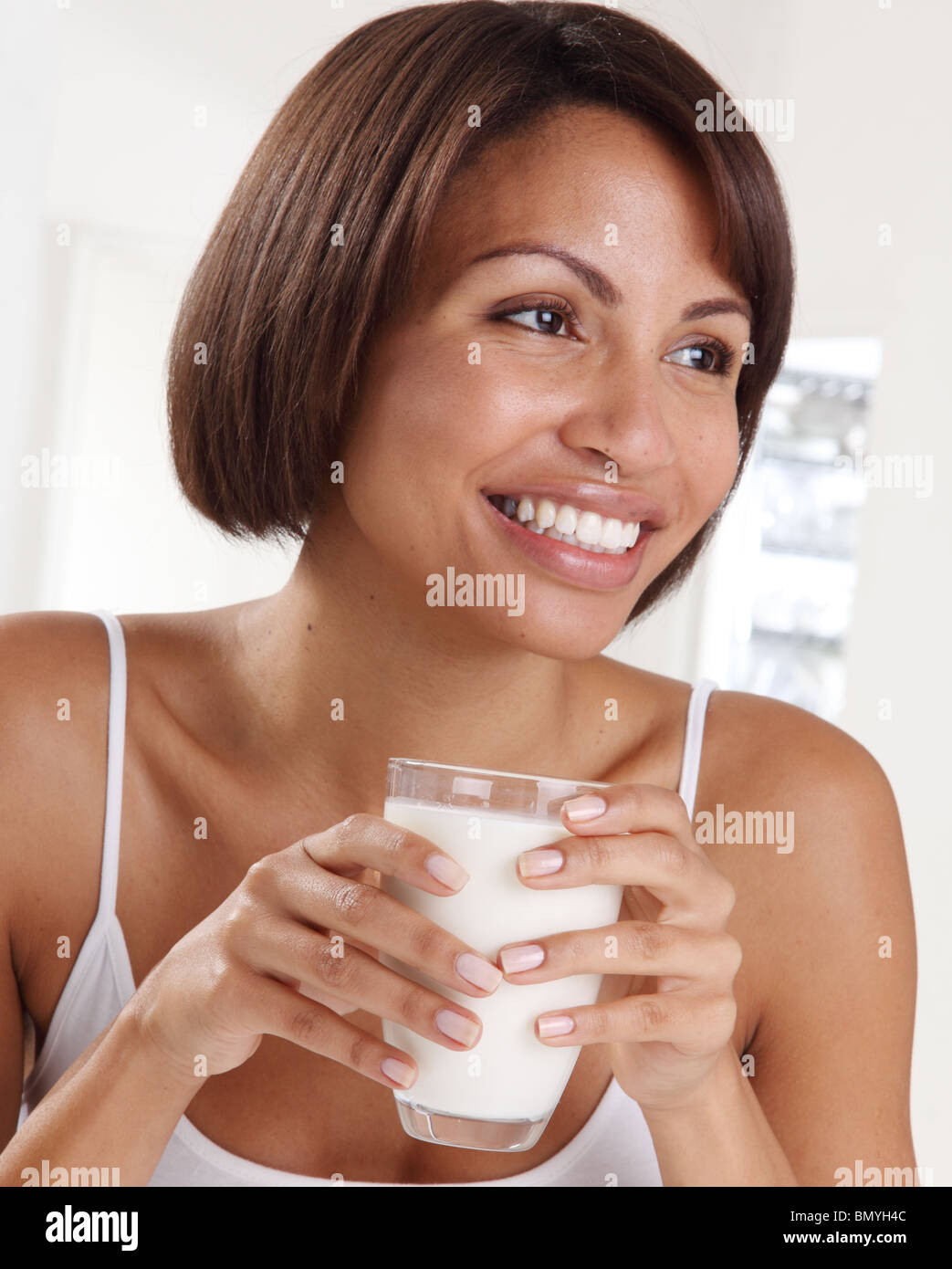 FRAU MIT GLAS MILCH Stockfoto