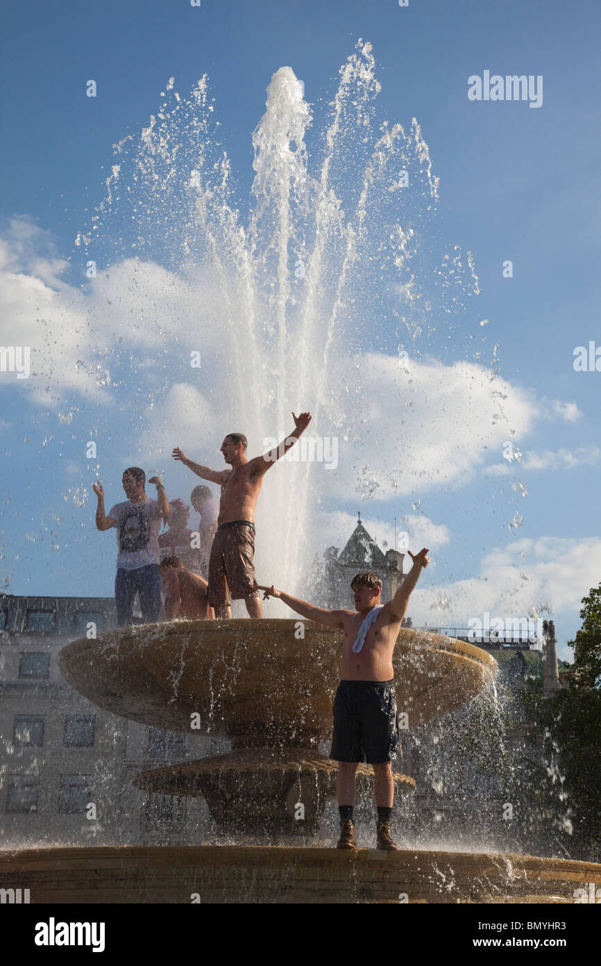 Fußball-WM 2010, England-Fans feiern Sieg über Slowenien am Trafalgar Square in London Stockfoto