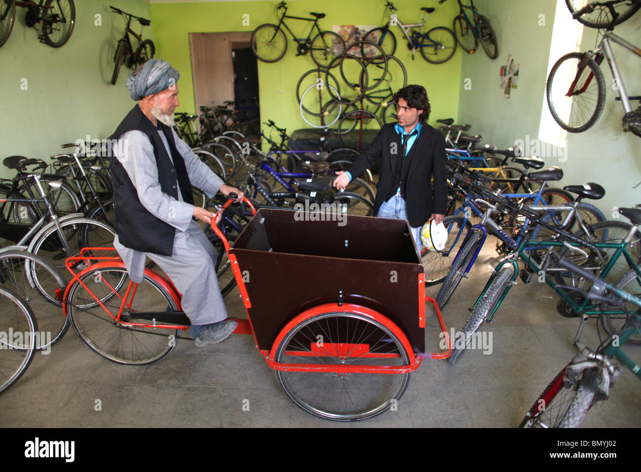 afghanischer Afghani Afghanistan Afghanen Bereich Bice Bices Fahrrad Fahrräder Bicyclet Hauptstadt täglichen Leben Spende Kabul Mann musli Stockfoto