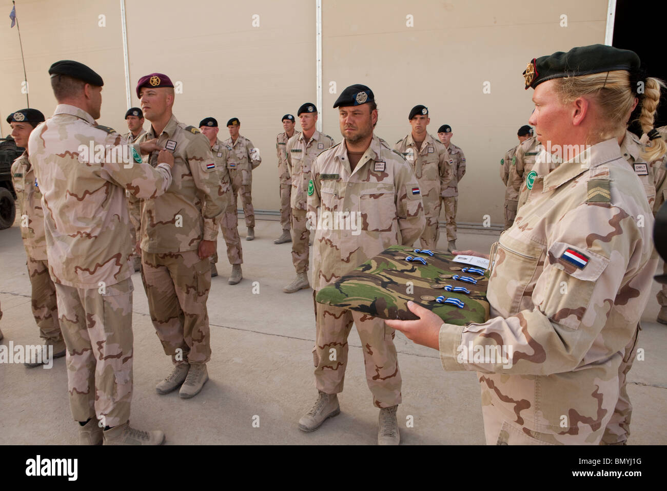 Niederländische Truppen in Uruzgan, Afghanistan erhalten die NATO-Medaille Stockfoto