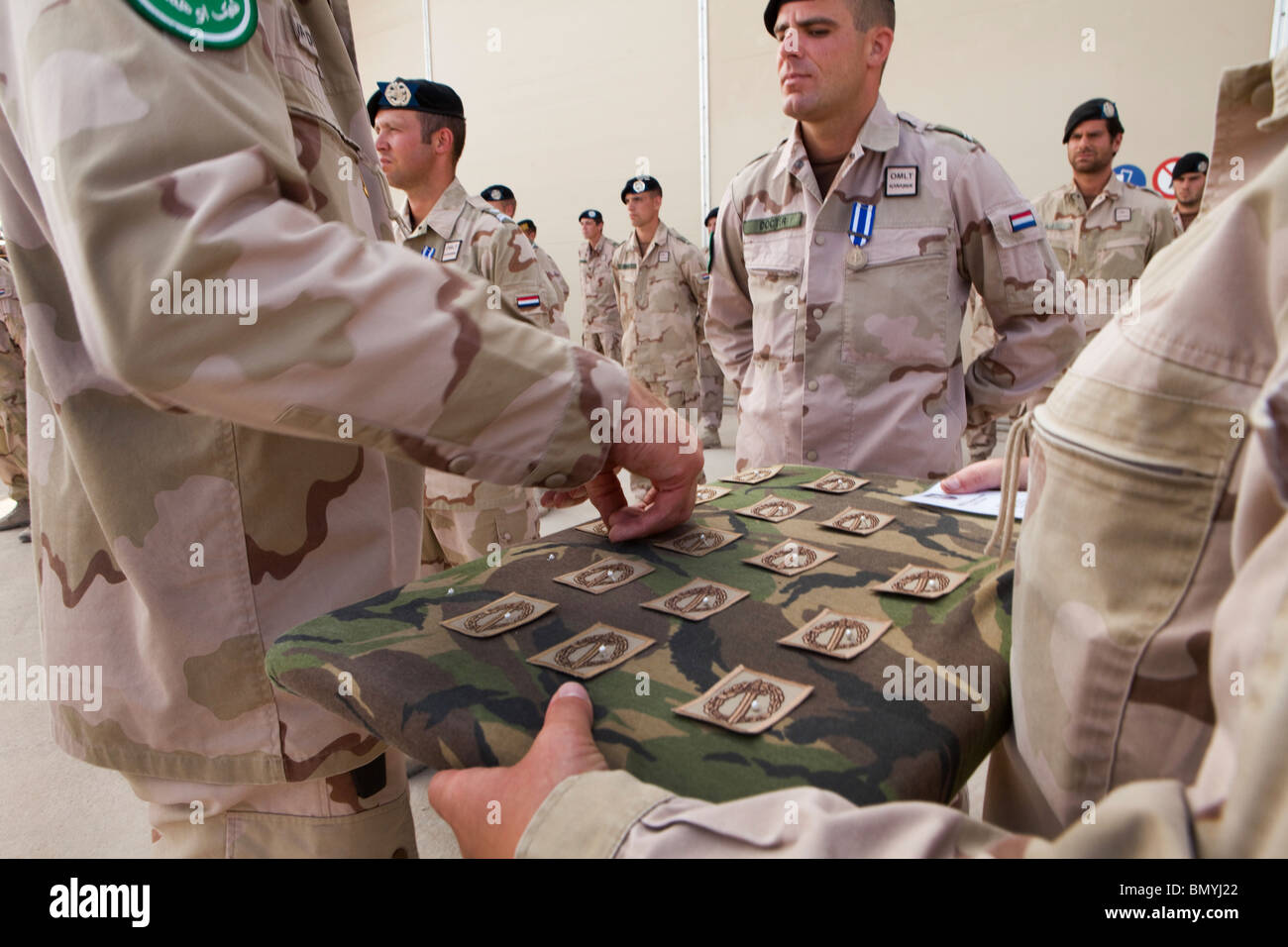 Niederländische Truppen in Uruzgan, Afghanistan erhalten die NATO-Medaille Stockfoto